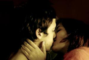 एक चुम्बन और एक लड़की को चुम्बन करने का तरीका आप किसी लड़की को चुम्बन करने में कैसे अनिच्छुक हैं जैसा कि आपको करना चाहिए